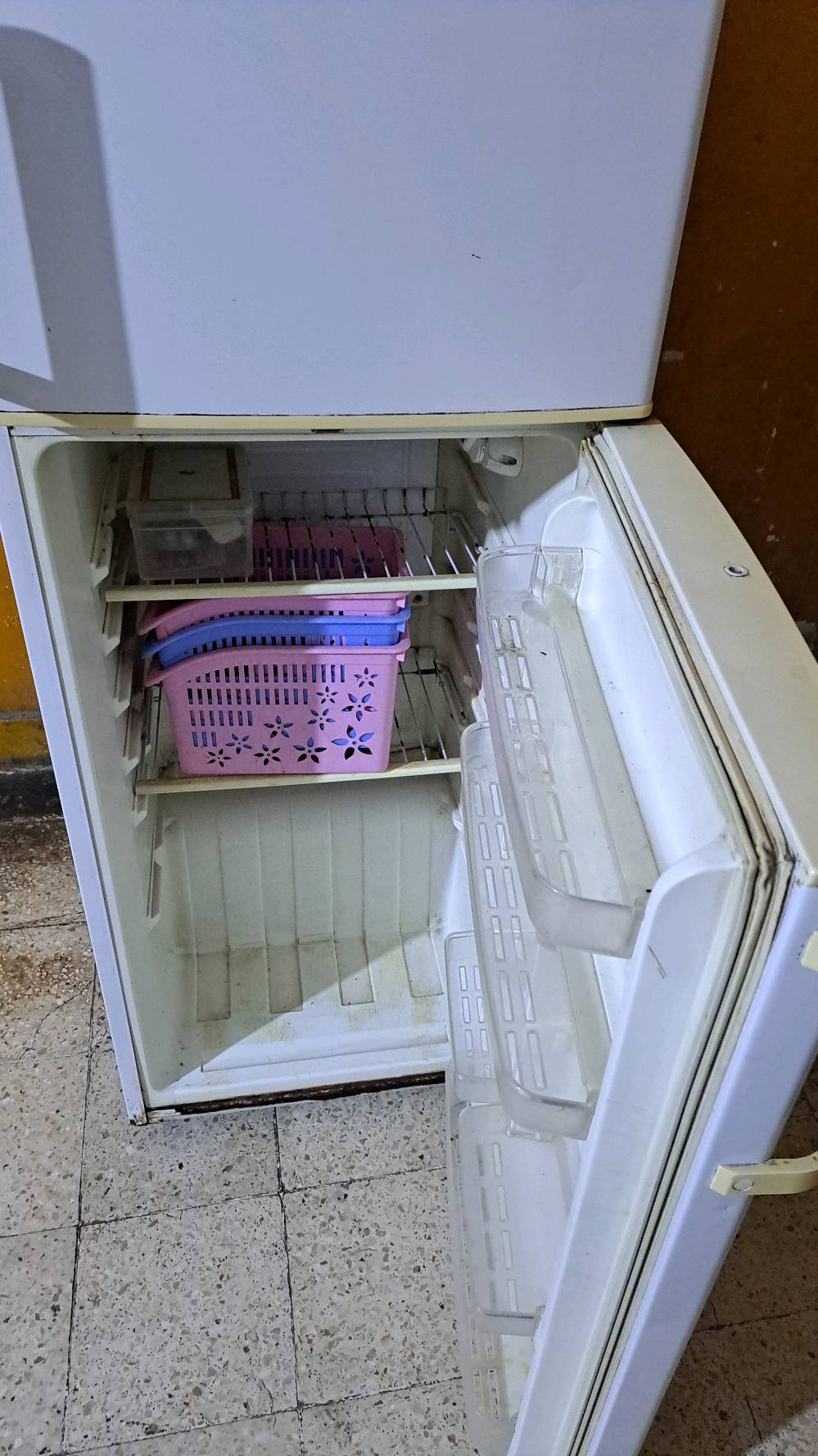 ثلاجه نضيفه كلش للبيع وتبرد ثلج بس مشكلتها منقصه غاز شويه