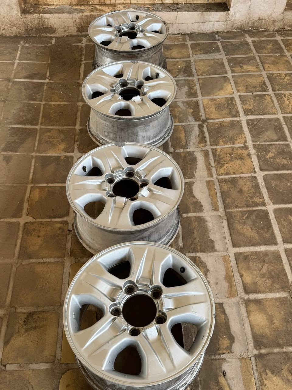 السلام عليكم ويلات مال لاندكروز 2007 ما بيهن شي جدد مكان النجف ***********
