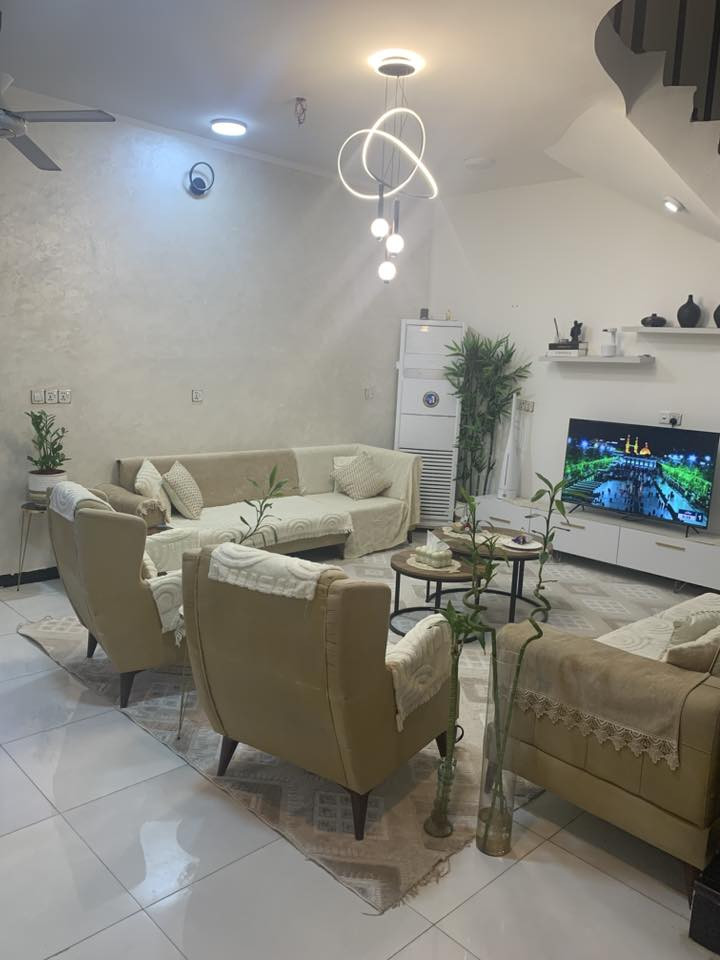 بيت في مجمع بوابه المثنى ٢٠٠م طابق واحد بناء  على ايدي  غرفتين صاله وبراني ومطبخ ومجمع صحي  مطلوب الى مصرف العقاري ٩٧ اقساط الشهري ٥٠٤ الف 
 السعر الكلي١٥٧ وبي مجال  الاتصال ***********
