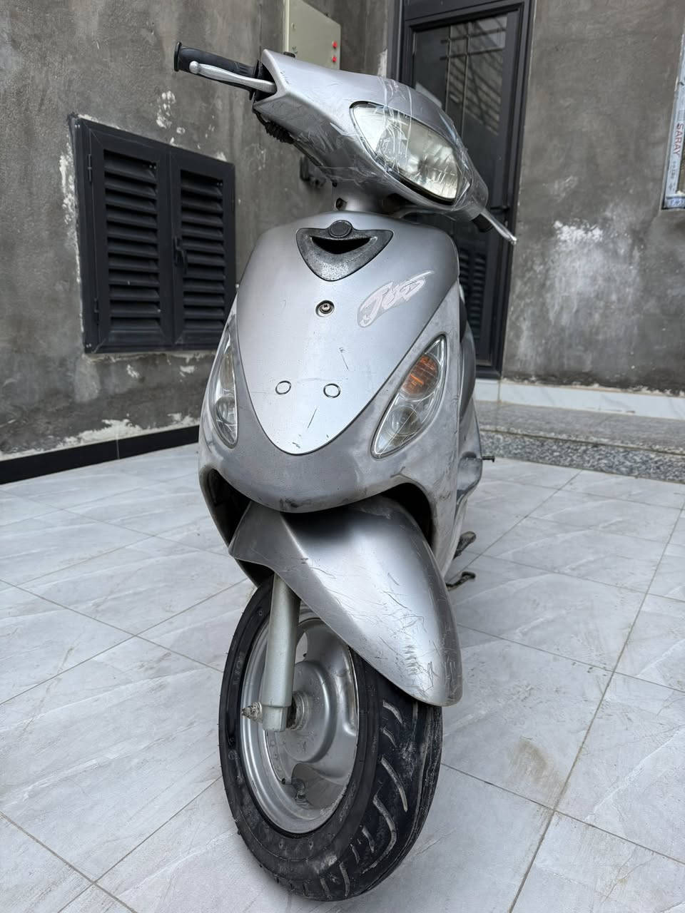 السلام عليكم ماكس منغولي ثاني تبديلة دهن صارلها ٢٢ يوم طلعت من الحاويه والوصل موجود مكينه ناعمه نكرة سلف كهربائيات كلها شغالة ترايك وين ماجان رايدها بمليون و ٥٠ وبيها مجال للشراي ***********
