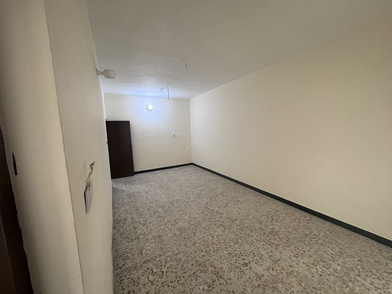 دار للايجار مساحة 130 متر طابق واحد يحتوي على استقبال + هول+غرفة نوم +مطبخ وصاله وصحيات وبيتونة ترميم جديد 
العنوان الامين الارامل خلف دكتورة فريدة  السعر 550 الف
مكلف بالنشر ***********
