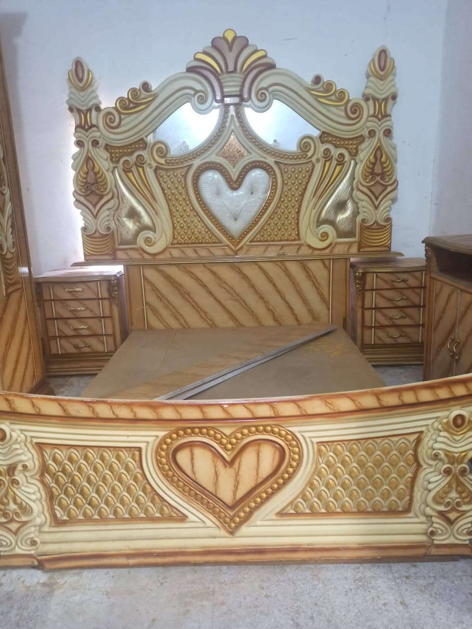 غرفه 6 ملحق صاج عراقي 🌙(بيع&مراوس& اشتري..)⭐حطاطه.. صبغ حراري ..مستخدمه نظيف .السعر....750..شراي يتصل ***********...متواجد خاص / واتساب..
