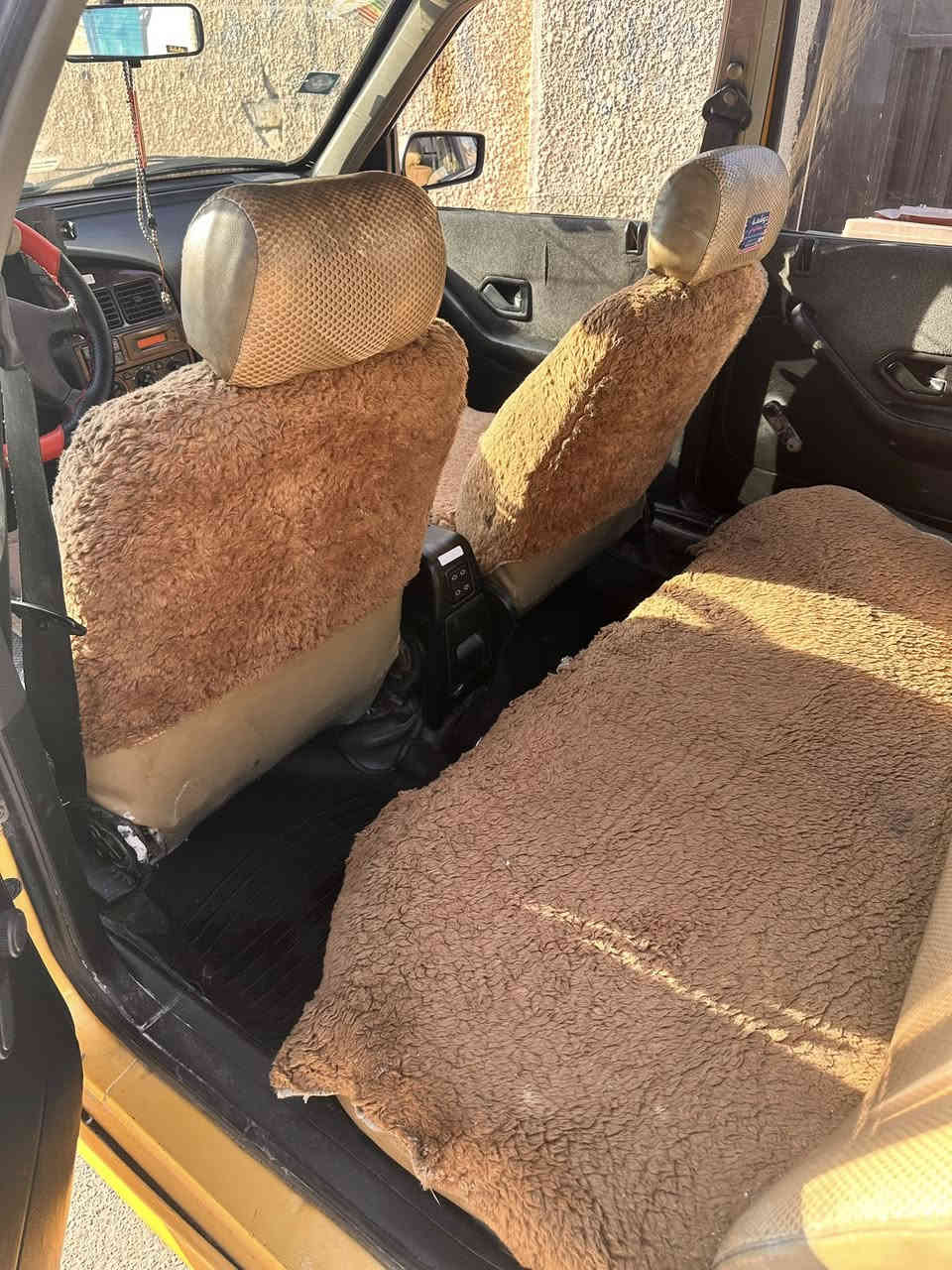 السلام عليكم بيجو بارص للبيع ٢٠١٥  السيارة مصفرة هيئة وغرمات وسنويه ٢٠٢٧ ومحور كير ومكينه كورلا سيارة بيه باب خلف السايق مبدل تصفيخ ومصبوغ كما موضع بصور السيارة نضيفه مكان سيارة الحبيبية قرب ملعب المدينة الاستفسار السعر ٤٢ وبيه مجال قليل الأتصال ***********
