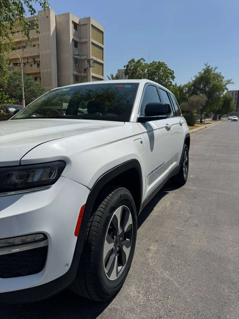 للبيع
** Jeep Grand Cherokee 4xe**

** موديل 2022**

- وارد أمريكي
- ممشى: 44,000 كم
- محرك 2.0 تيربو + هايبرد (e-sive
- ⁠-in Hybrid)
- قوة 375 حصان
- دفع رباعي (4x4)
- جير أوتوماتيك 8 سرعات
- لون أبيض / داخلية جلد أسود
-  3 شاشة كبيرة مع Apple CarPlay وAndroid Auto
- كاميرا خلفية
- ⁠صندوق كهرباء
- المقاعد 5 راكب
- حساسات أمامية وخلفية
- تشغيل بصمة ودخول ذكي 4 ابواب
- السيارة بحالة جيدة جدًا وجاهزة للاستخدام

🔹 ملاحظة: السيارة كانت تحتوي على ضرر أمامي وخلفي وتم إصلاحها.

💰 السعر: 290$

📍الموقع: بغداد

للاستفسار يرجى التواصل على الخاص أو الاتصال.

***********
