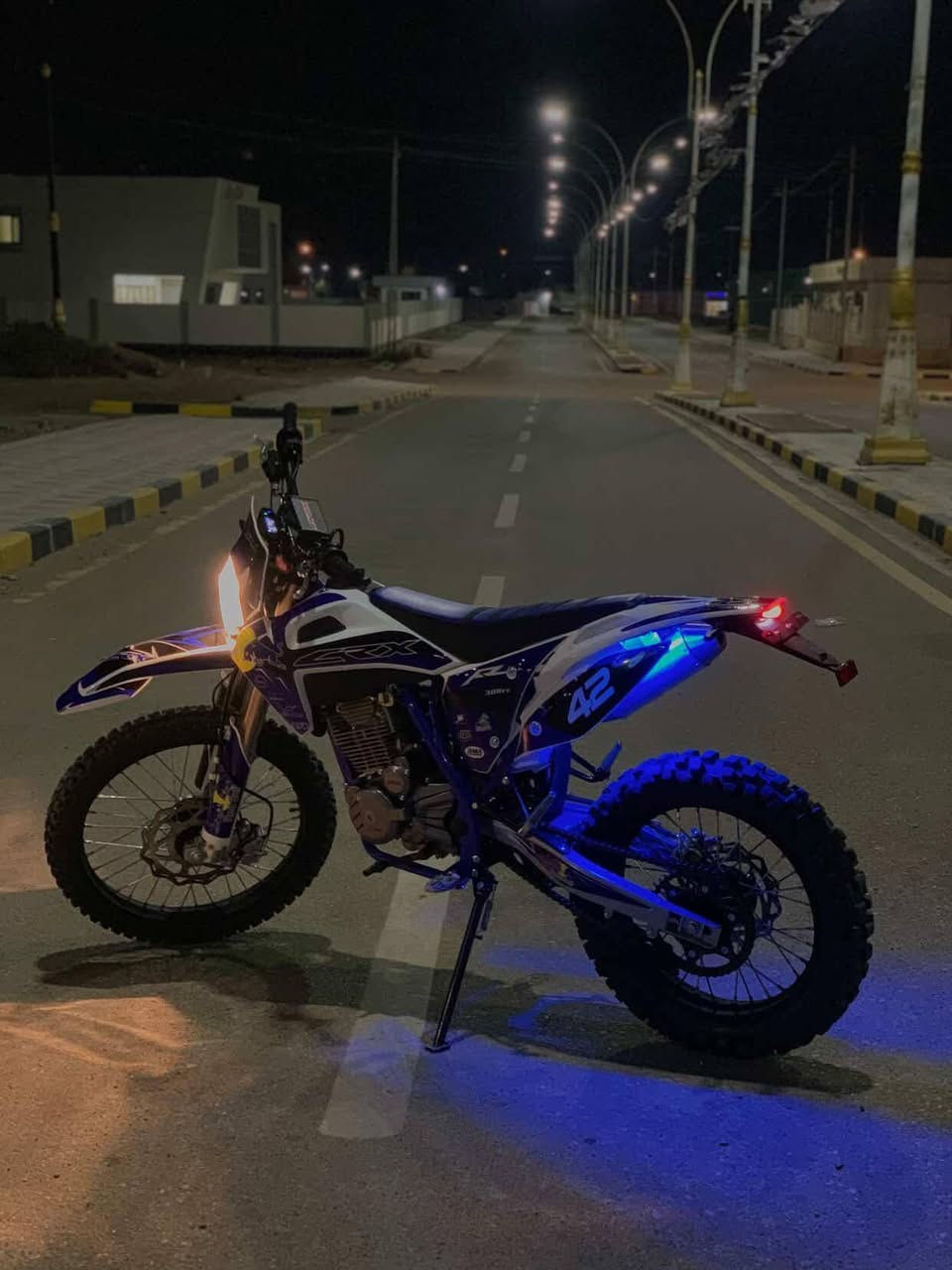 سلام عليكم شباب قطعه زيرو من اكلك زيرو صدك زيرو نضيفه بمعنى الكلمه ماصارلي شهر من جبته المثله بس مكاتبه يبيعوه بـ مليونين وهاي اوراقه كامله گمرگ مدفوع وهاي صعب گمرگه الدراجه بعده ما مسجله بأي اسم تاخذه وين انته بأربيل تسجله يمك وين ماجان تسجل سعره مليون و900قفل عنواني ناحية المنار(الحمار)
 ‏‪***********‬‏
