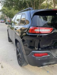 للبيع جيب شيروكي 2017( ترايل هوك ) ٦ سلندر  )(كير ٩ نمر )  مواصفات فول...