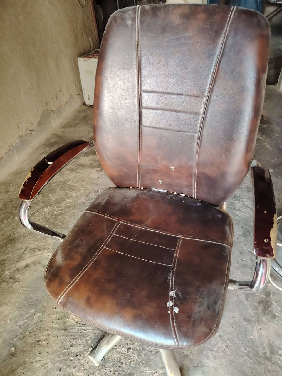 السلام عليكم عندي هاذا الكرسي مال مكتب للبيع ***********
