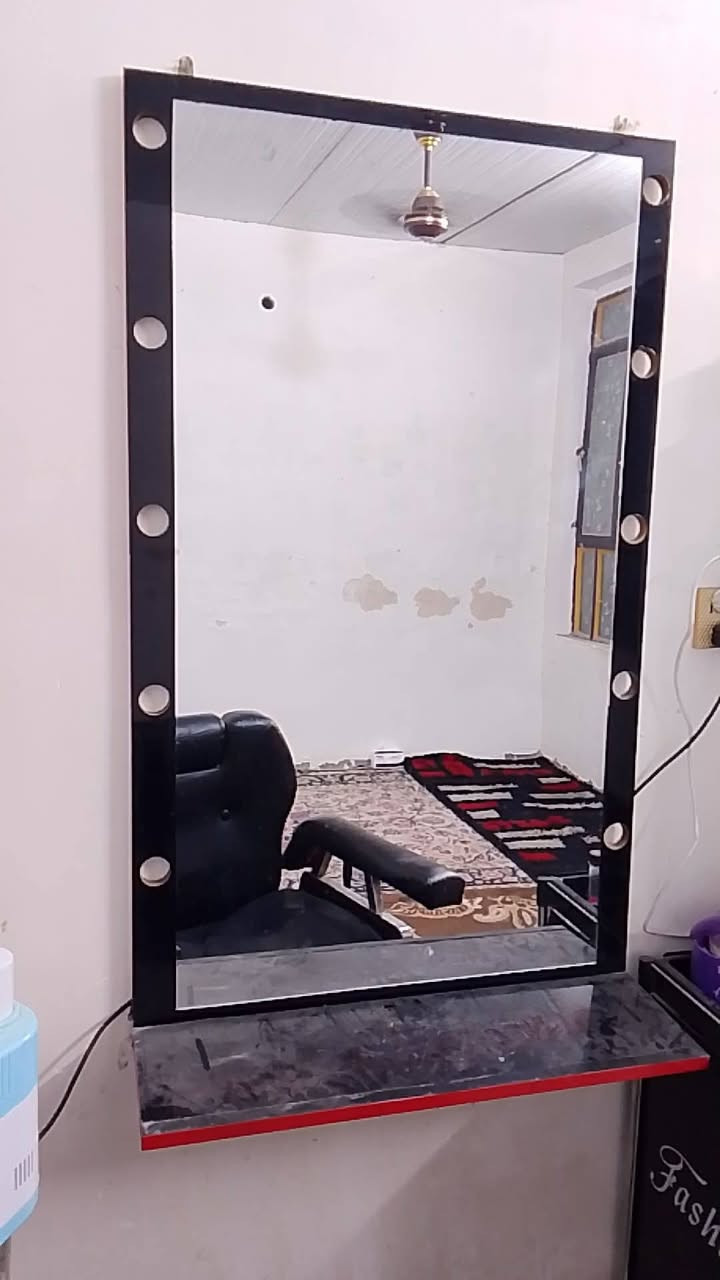 السلام عليكم  هذا الكرسي والفاترينات والمراية للبيع 
***********
