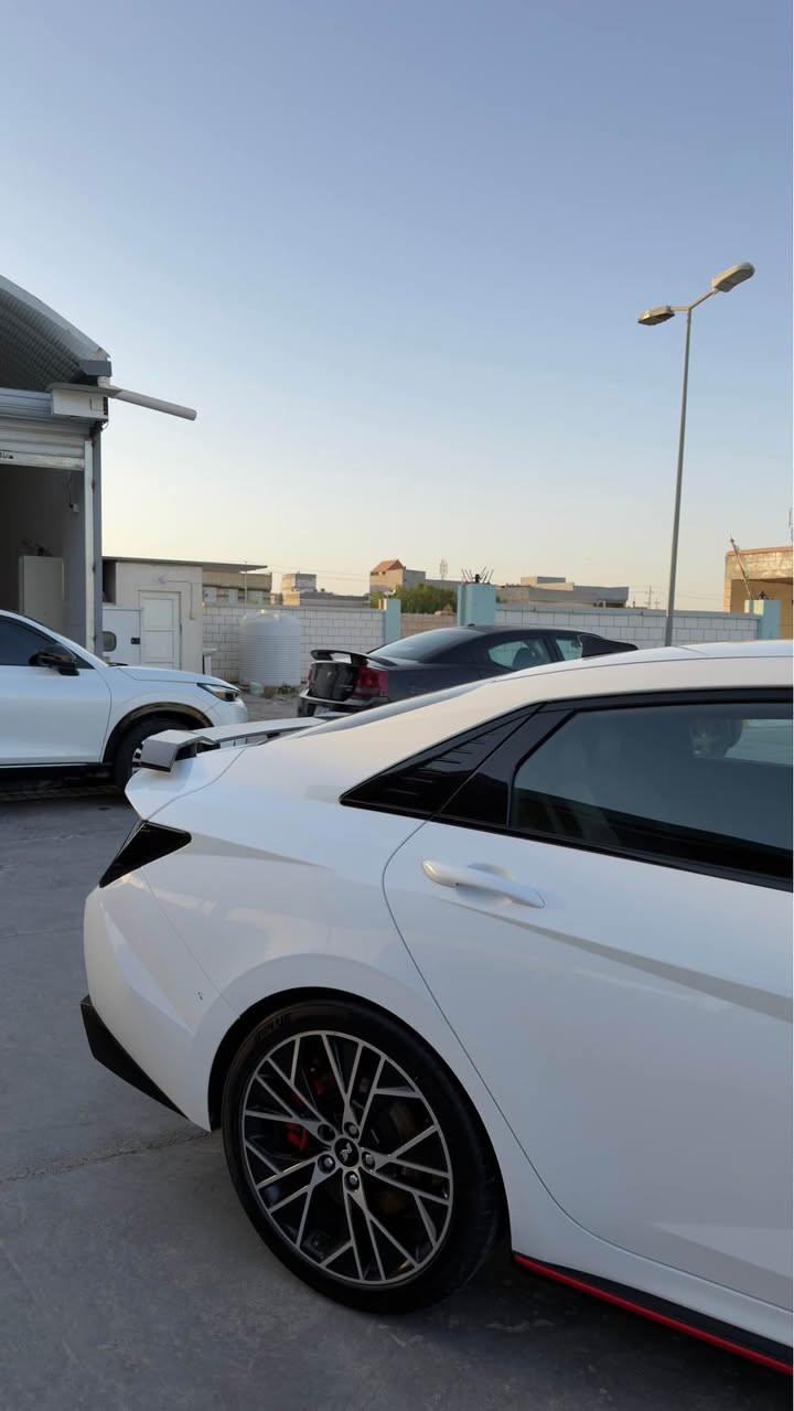 السلام عليكم 
النترا N 2023 
مكينة 2000 تيربو 🚀
كير عادي 
السيارة فول مواصفات عده الفتحة 
كشنات رياضي حضن
اكتڤ كزوز 
اربع وضعيات قيادة ( N , sport , eco , normal )
علامة ضوئية N بل كشنات 
لد دشبول كل الالون بلادي تغير الوانه من الشاشة
رادارات امامية خلفية فعالة
تحديد مسار 
ضربتهة بنيد وجاملغ فقط مبدل نفس اللون السيارة كلهة بدون قطرة صبغ شرط حتى الدعاميات مامصبوغة
بدون رقم تترقم جميع المحافظات 
ماشية 63 الف ميل 
السعر 125 ورقة  
للاستفسار 
*********** البصرة, العراق
