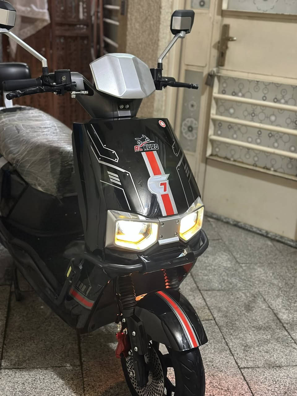 السلام عليكم دراجه شحن GT 2025 فول موصفات تشغيل بصمه  6 بطاريات كبار أشاير خلفي امامي لايت زنون عالي ناصي بلوتوث شاشه دجتيل مثبت سرعه نضام لبك صندوك جبير دراجه كامله جديده بمعنى الكلمه سرعتها تقره 137 الحقيقي 90 دراجه جديده كامله 
 سعر 750 وبيها مجال المكان بغداد  للتواصل ***********
