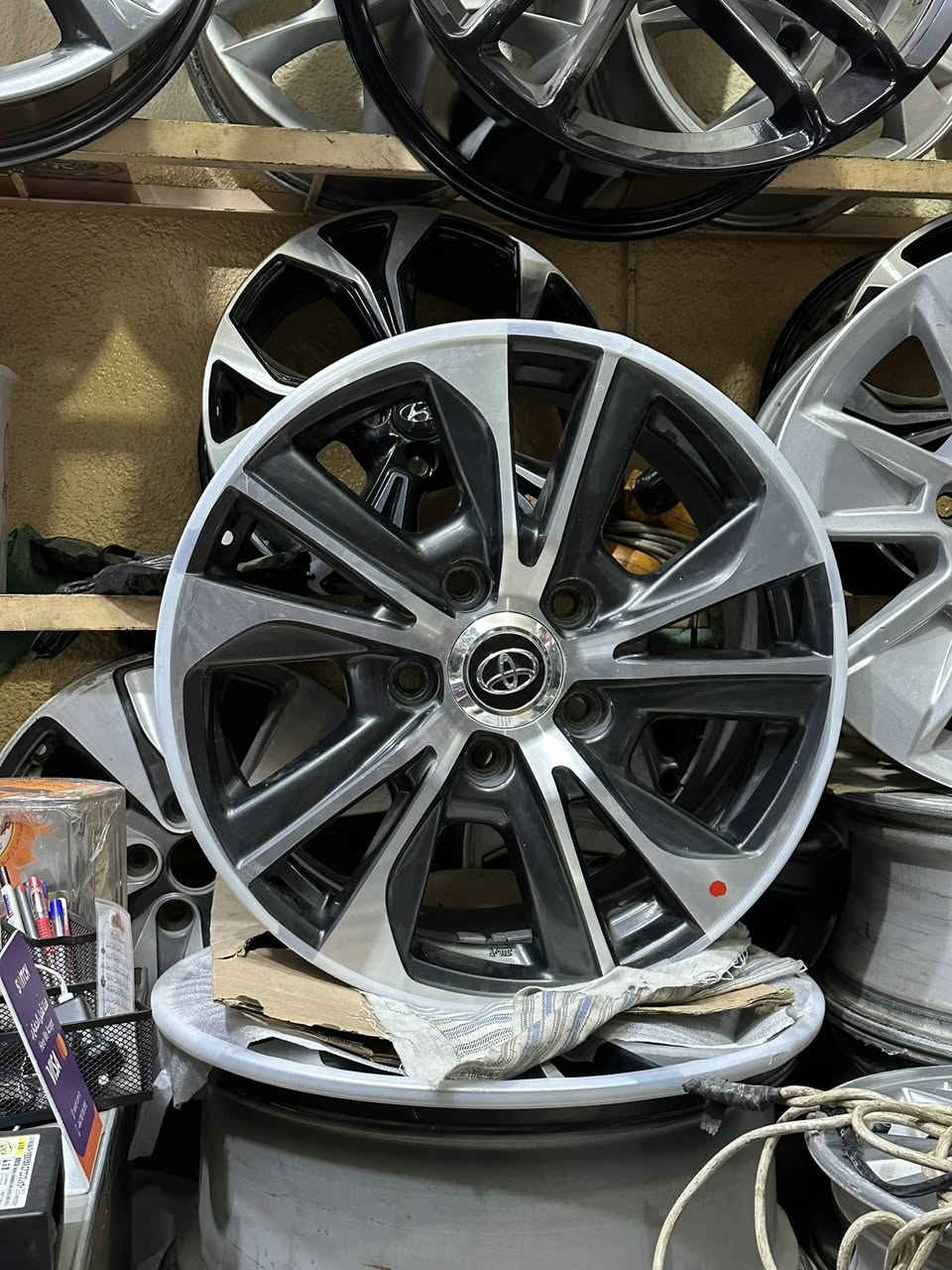 سلام عليكم للبيع تخم ويلات لاندكروز 20 21 19 كراند تورنك اصلي ياباني مختوم واضح بالصوره قياس20 
عنوان بصره جنينه شارع التجاري محلات الكرار 
هاتف ***********
