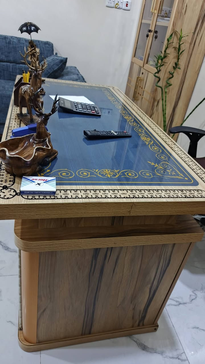 سلام عليكم
ميز مكتبي عدد اثنين مع كراسي عدد اثنين السعر كل ميز مكتبي مع كرسي ١٢٥ والثريات زوج جدد بعدهم السعر ٨٠ ألف 
العنوان الغدير 
***********
