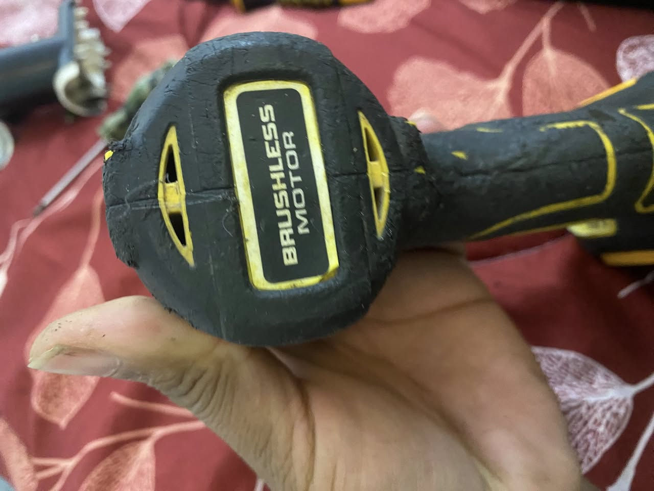 ادريل ديولت اصلي اصلي اصلي للبيع بطاريه فقط تجاريه 125 الف مكاني بغداد***********
