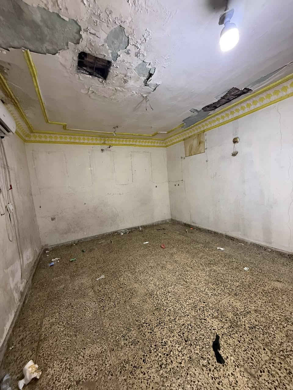 السلام عليكم بيت مساحه 150 متر غرفه نوم واستبقال ومطبخ وكراج ابو دشير شارع الضغط بالنهاية الضغط مقابل اسواق بيت جدو يجار 350 الالف ***********

