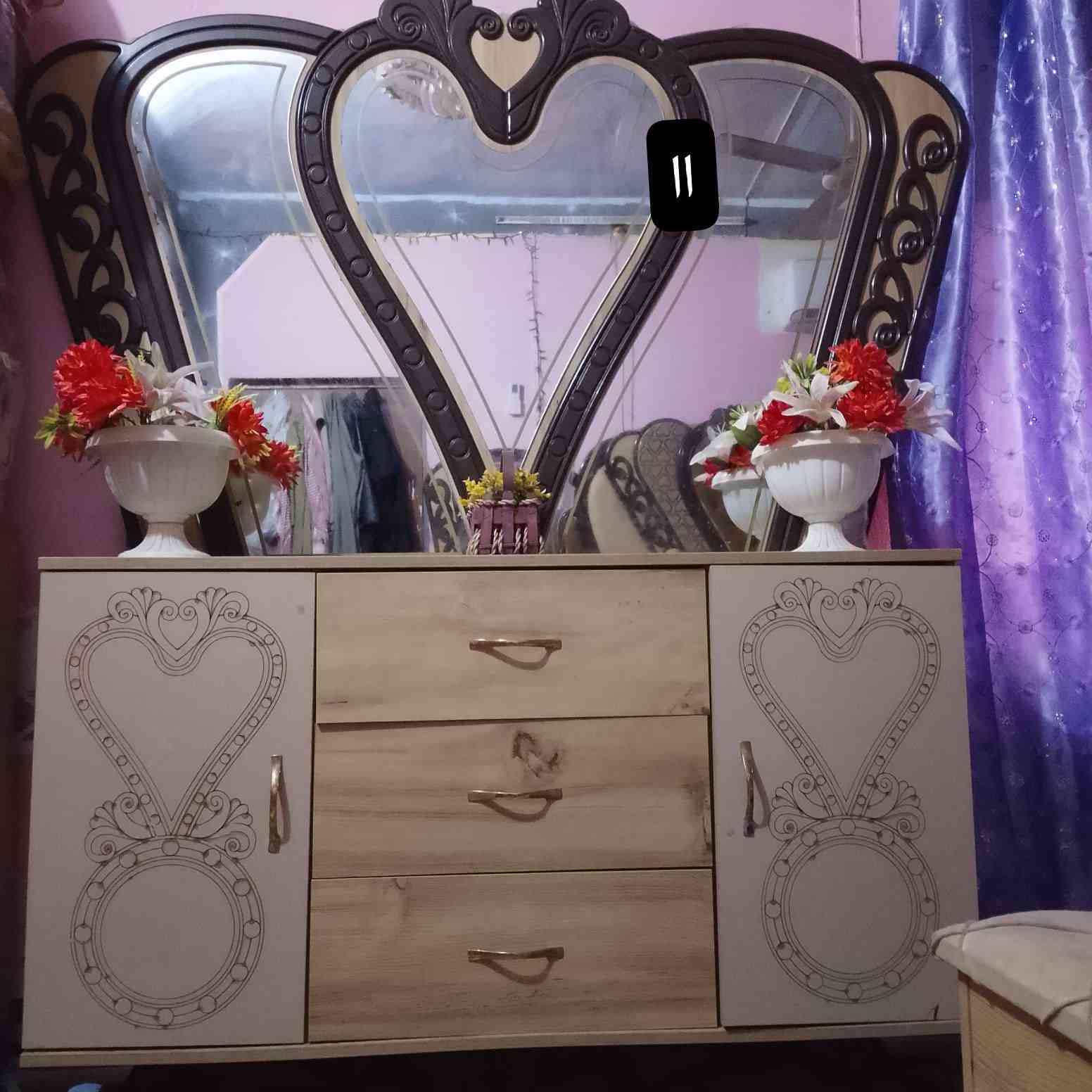 سلام عليكم غرفه خشاب تركي
نطيفه حلا من صوره  للبيع مكان الحمزه الشرقي ***********
