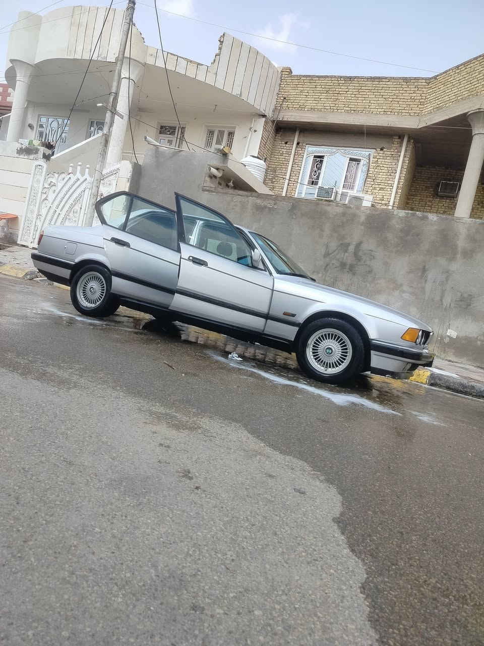 السلام عليكم
68 وبيها مجال 
 للبيع او مراوس 
بي ام دبليو.   730i.اصل
8سلندر مسكر أصل 
موديل 1993 بلاديه  بچم عريض 
رقم بغداد انكليزي تحويل ثاني يوم 
بدون حادث ولا صبغ بلاديه
تخم تاير جديد ويل شعاع نضيف 
كير محرك شرط الكفاله 
تبريد ثلج شرط
. سياره فول مواصفات 
تشغيل واطفاء  عن بعد ع ريمونت مع تشغيل لايت نضام أمريكي 
. سلايت طكتين  
كشنات فول كهرباء هيتر 
خزن ميموري 
حداديه امامي خلفي جديد شرط  جاهزه 
+ كهربائيات بلاد شرط ع وضع الشركه 
دواخل غرفتها نضيفه شرط 
  مكاني واسط الكوت.  
***********
