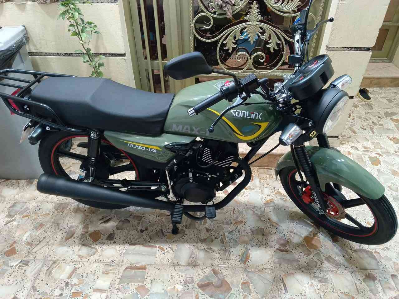 السلام عليكم حبايب دراجه ماكس وان  لون زيتوني موديل 25 الدراجه خير من الله كلش نضيفه مكينه مامفتوحه ونشطه كلها  شغاله مابيها كل نقص شغل واطلع ربع متصرف عليها  عنوان شارع فلسطين سعرها 900وبيها مجال للوجوه الطيبه رقمي ***********
