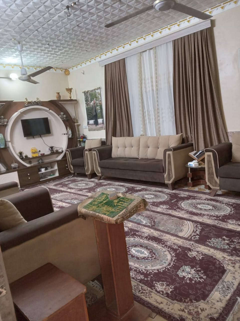 السلام عليكم 
بيت 200 متر طابقين مطلوب 100 مليون للمصرف العقاري وبليد 60 عدا الطلب في الديوانية حي الزيتون شارع 15 قرب المدارس الجدد
***********
