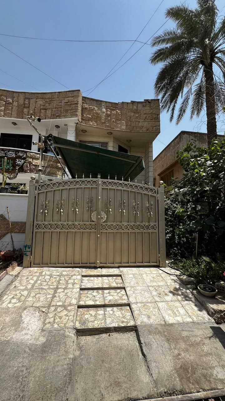 السلام عليكم 
دار للبيع بناء حديث ١٠٠ م٢ واجهة ٥ نزال ٢٠ ثلاثة طوابق 
محلة ٥٠٨ شارع مطعم قدوري 
للاستفسار ***********
