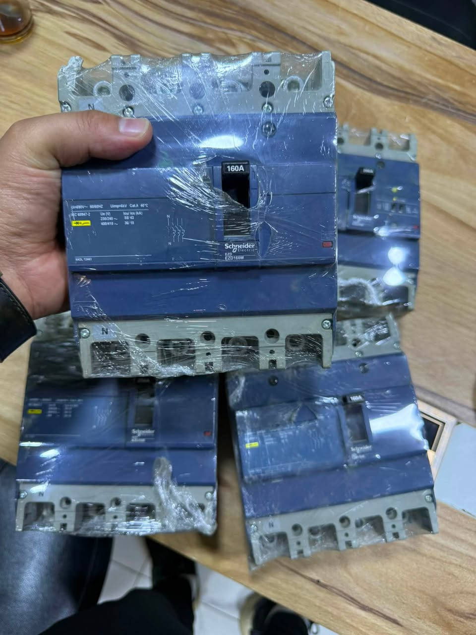 متوفر قاطع شنايدر ازيباك (100A-125A-160A-200A-250A) ثلاثي و رباعي اصلي شرط الفحص
العنوان الشورجة عكد النصارى خلف جامع ابو التمن ***********
