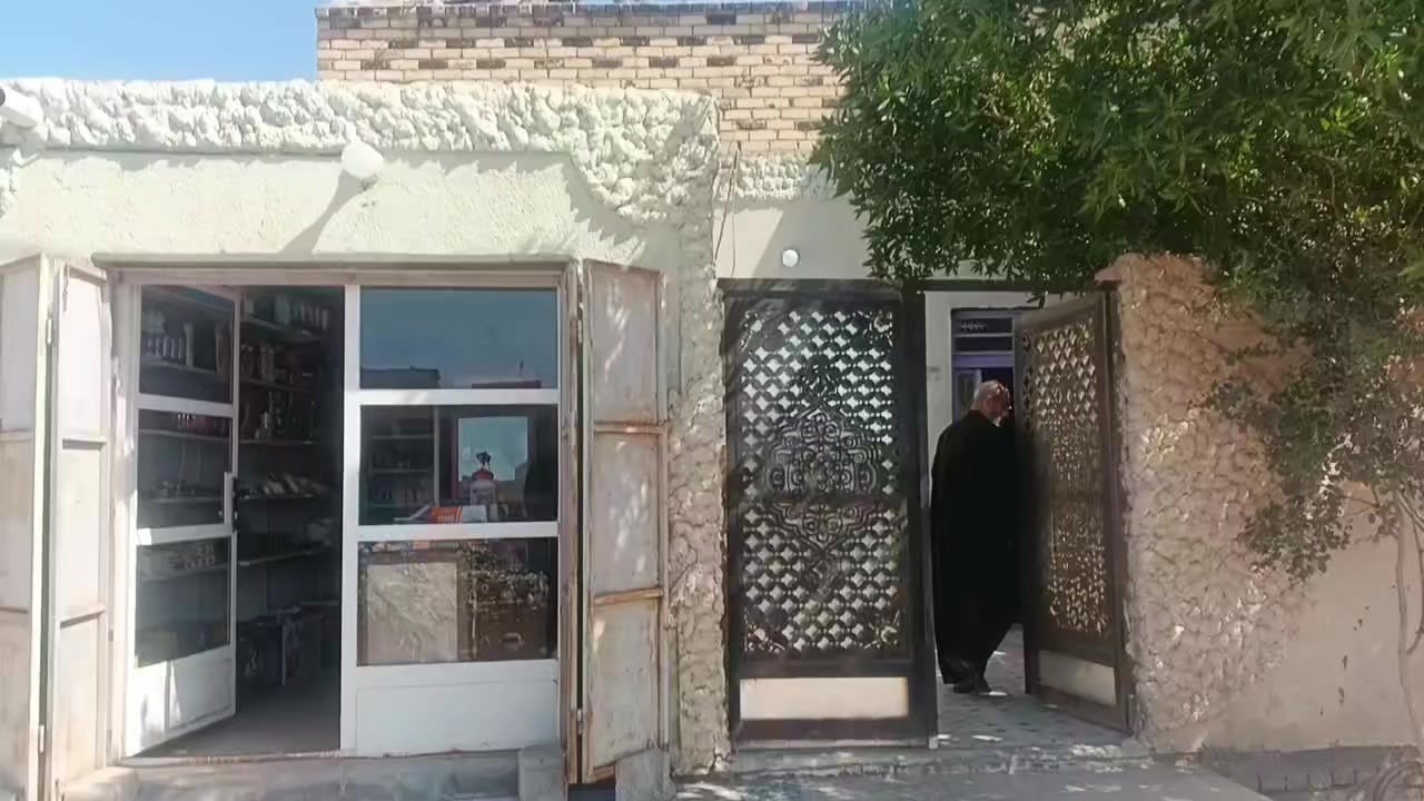 بيت زراعي للبيع مساحه 210 طريق سوق الشيوخ فضليه نزله مدرسه الامام لباقر ع تبليط مباشر لبيت يحتوي على ثلاث غرف وصاله ومطبخ وصحيات وديوانيه وساحه ومحل جبير اسواق قريب ع شارع العام يبعد 60  متر عن شارع 
وسعر معقول 46 وبي مجال ***********
