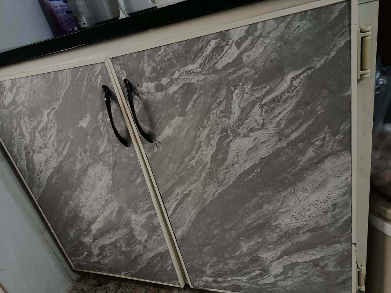 بەناوی خوای گەورە
کاوانتەرەکە پاکو بێ عەیبە دومەترو نیوە مەغسەلەکەش یەک مەترە و هسچ کێشەیەکی نیەلەکەلارە و مێزی تەلەفیزۆنەکە پاکو بێعەیبە یەک مەترو شەستە و یەک مانگەنابێت کڕدراوە و بۆزانینی نرخ نامەمان بۆبنێرن


**إذا كنت صاحب هذا الإعلان وتريد حذفه لأي سبب، رجاءا أرسل رسالة إلى الدعم الفني**