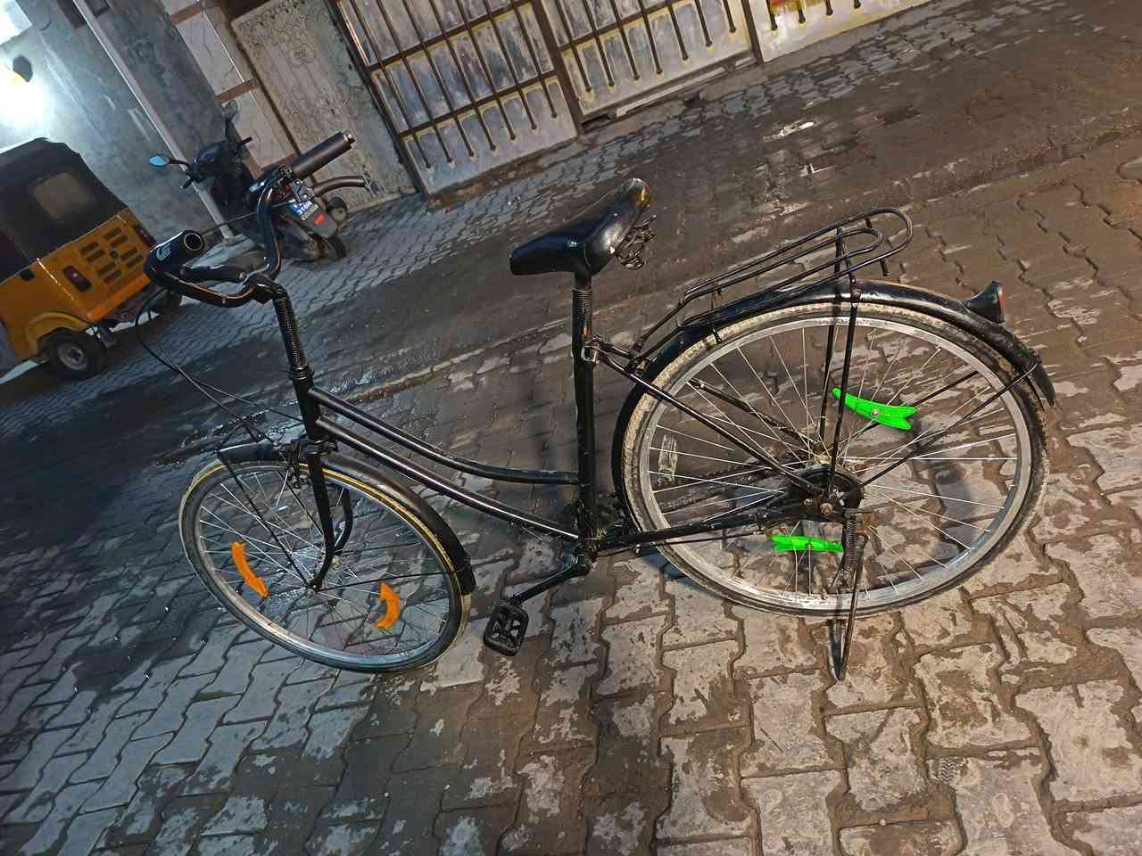 السلام عليكم بايسكل للبيع حجم 26 بايسكل نظيف بس مصبوغ فقط السعر 40قفل العنوان الحريه الثانيه رقم ***********
