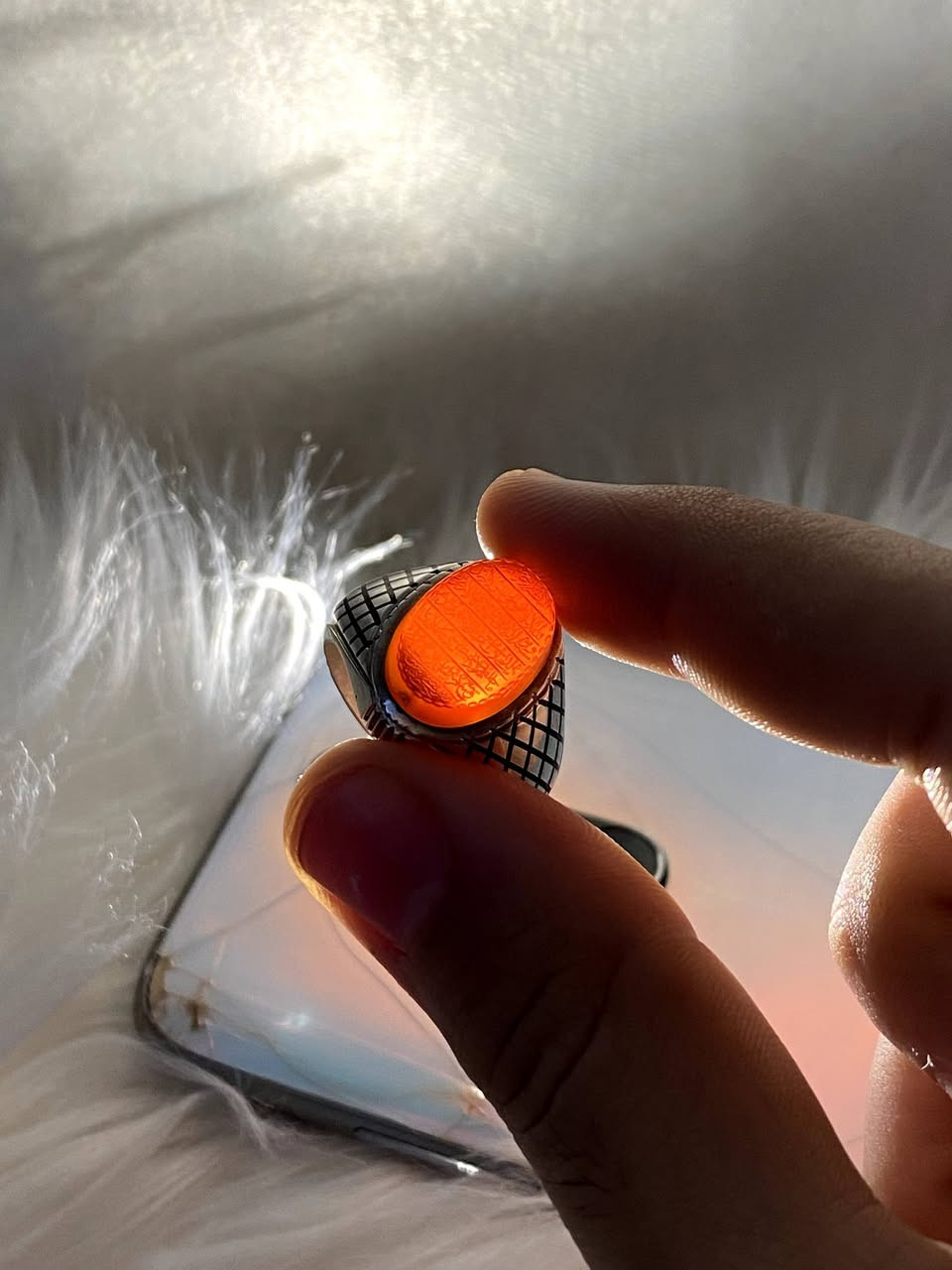 اللهم صل على محمد وآل محمد
خاتم من العقيق اليماني لون احمر 
طبيعي غير معالج خام جميل جداً 
مقاس الخاتم 23 مقاس الحجرة 15 ملم 

مخطوط الاية الكريمة ﴿ اللَّهُ لَا إِلَهَ إِلَّا هُوَ الْحَيُّ الْقَيُّومُ لَا تَأْخُذُهُ سِنَةٌ وَلَا نَوْمٌ لَهُ مَا فِي السَّمَاوَاتِ وَمَا فِي الْأَرْضِ مَنْ ذَا الَّذِي يَشْفَعُ عِنْدَهُ إِلَّا بِإِذْنِهِ يَعْلَمُ مَا بَيْنَ أَيْدِيهِمْ وَمَا خَلْفَهُمْ وَلَا يُحِيطُونَ بِشَيْءٍ مِنْ عِلْمِهِ إِلَّا بِمَا شَاءَ وَسِعَ كُرْسِيُّهُ السَّمَاوَاتِ وَالْأَرْضَ وَلاَ يَؤُودُهُ حِفْظُهُمَا وَهُوَ الْعَلِيُّ الْعَظِيمُ ﴾ ( الكرسي ) كاملة 

بخط الاستاذ ✍️ (عرفانيان) من تلاميذ الاستاذ (عباس ظابطي)
ملاحظة مهمة : ( السعر غير مناسب 🤍 ) 

للاستفسار خاص او واتساب *********** 
توصيل جميع محافظات العراق 🚘
