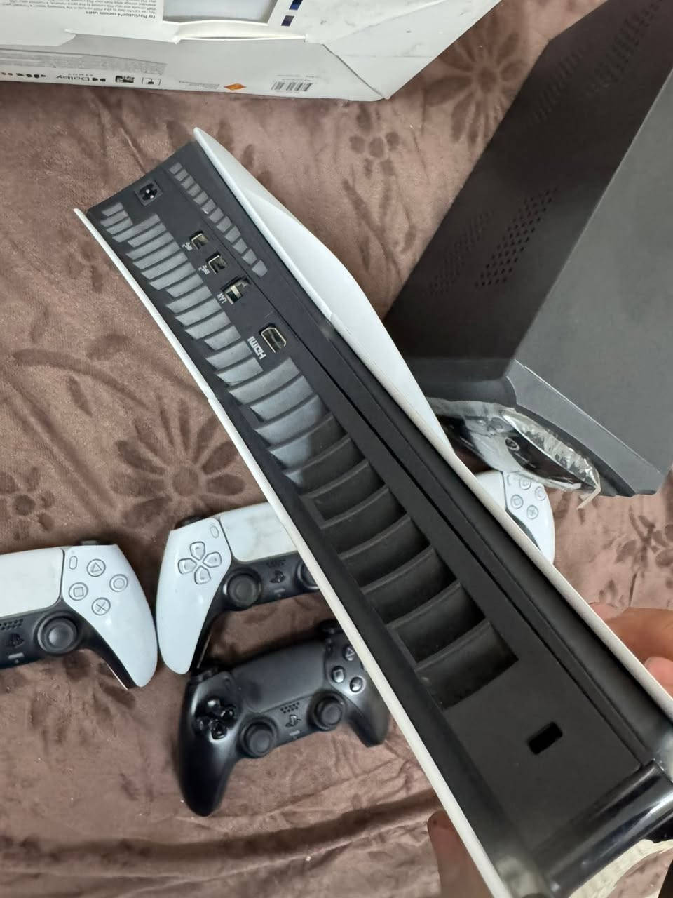 السلام عليكم بلي 5 سلم 1T للبيع نضافة الجهاز 99 ‎%‎ اخو الجديد امانة الله ورسوله جهاز ممفتوح ليبل شركه و ويا يو بي اس جديد و يده تجي ويه البلي و 3 يدات اضافه ويا اصليات 
كارتونه و وايراته و كيبلات شحن اضافيه كله كامله ويا اريدهن كلهم ب 800 الف البلي و اليدات و يوبي اس مكاني بغداد حي الجامعه و منصوب ع شاشه تجي تنوري تلعب و تفحص براحتك ***********
