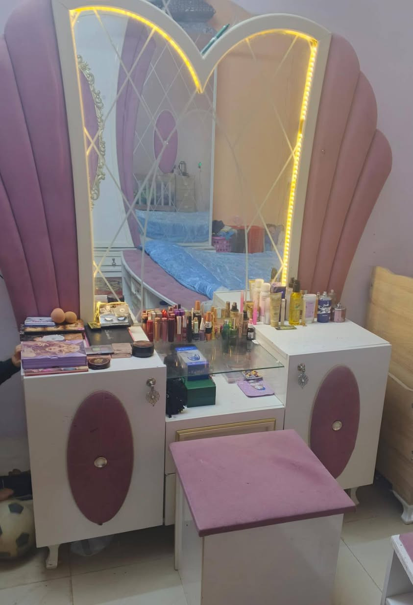 غرفه تركي للبيع ثمان قطع نظافه 90% السعر 400 وبيها مجال ***********
