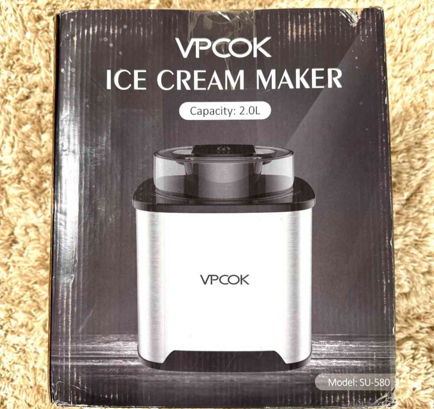 ماكينة صنع الآيس كريم من ماركة VPCOK، والموديل الظاهر هو SU-580. 
المواصفات الرئيسية:
السعة: 2 لتر، وهي كافية لإعداد الآيس كريم لجميع أفراد الأسرة في المرة الواحدة.
الوقت المستغرق: يمكنها تحضير الآيس كريم المنزلي أو السوربيه أو الزبادي المثلج في غضون 40 إلى 50 دقيقة تقريباً.
التصميم: تتميز بهيكل من الفولاذ المقاوم للصدأ (Stainless Steel) مع غطاء علوي شفاف لمراقبة عملية التحضير، وفتحة كبيرة لإضافة المكونات بسهولة.
طريقة العمل: تعتمد الماكينة على وعاء تجميد يجب وضعه في الفريزر مسبقاً لمدة تتراوح بين 8 إلى 12 ساعة قبل البدء بالتحضير. 
مميزات إضافية:
سهولة التنظيف: الأجزاء مثل وعاء التجميد وريشة الخلط قابلة للإزالة لسهولة غسلها بالماء الدافئ والصابون.
تعدد الاستخدامات: لا تقتصر على الآيس كريم فقط، بل يمكن استخدامها لصنع الجيلاتو والسوربيه والزبادي المثلج. بغداد, العراق


**إذا كنت صاحب هذا الإعلان وتريد حذفه لأي سبب، رجاءا أرسل رسالة إلى الدعم الفني**