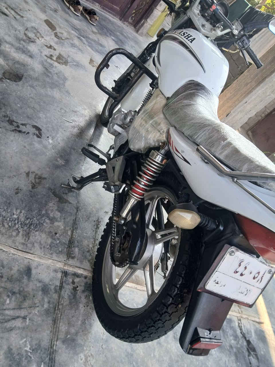 سلام عليكم
شباب عندي هيوشه مرقمه  وما عليه أي غرامه 
دراجه ما نقصه أي شي 
كهربائيات كلهن شغالات يعني فول 
تايرات جدد 
بوربرنات المامي جدد
بوربرنات لخلفيه جدد
بوربرن مال لبكره لخلفيه جديدة
زنجيل شديته جديد ما صارله هوايه 
كابريتر جديدة 
دهن جديد 
واير كلچ جديد 
واير سكليتر جديد 
بوربرن مال صدر جديد 
دراجه مكسور بيه بس شيال مال صالنصه تگدر تبدله او تلحمه 
ولبچم يعني لايت مكسوره لقاعده تگدر هم تلحمه 
وعندك لقمچي مال رون ومال سرعه مگطعات تگدر تبدلهم ثنينهم سعرهم 6 الف عند ابو احمد
لمهم 
دراجه معدله فول مال كراب
سعر دراجه مليون و250 
مجال بصيط
مكاني گرمه  
***********
