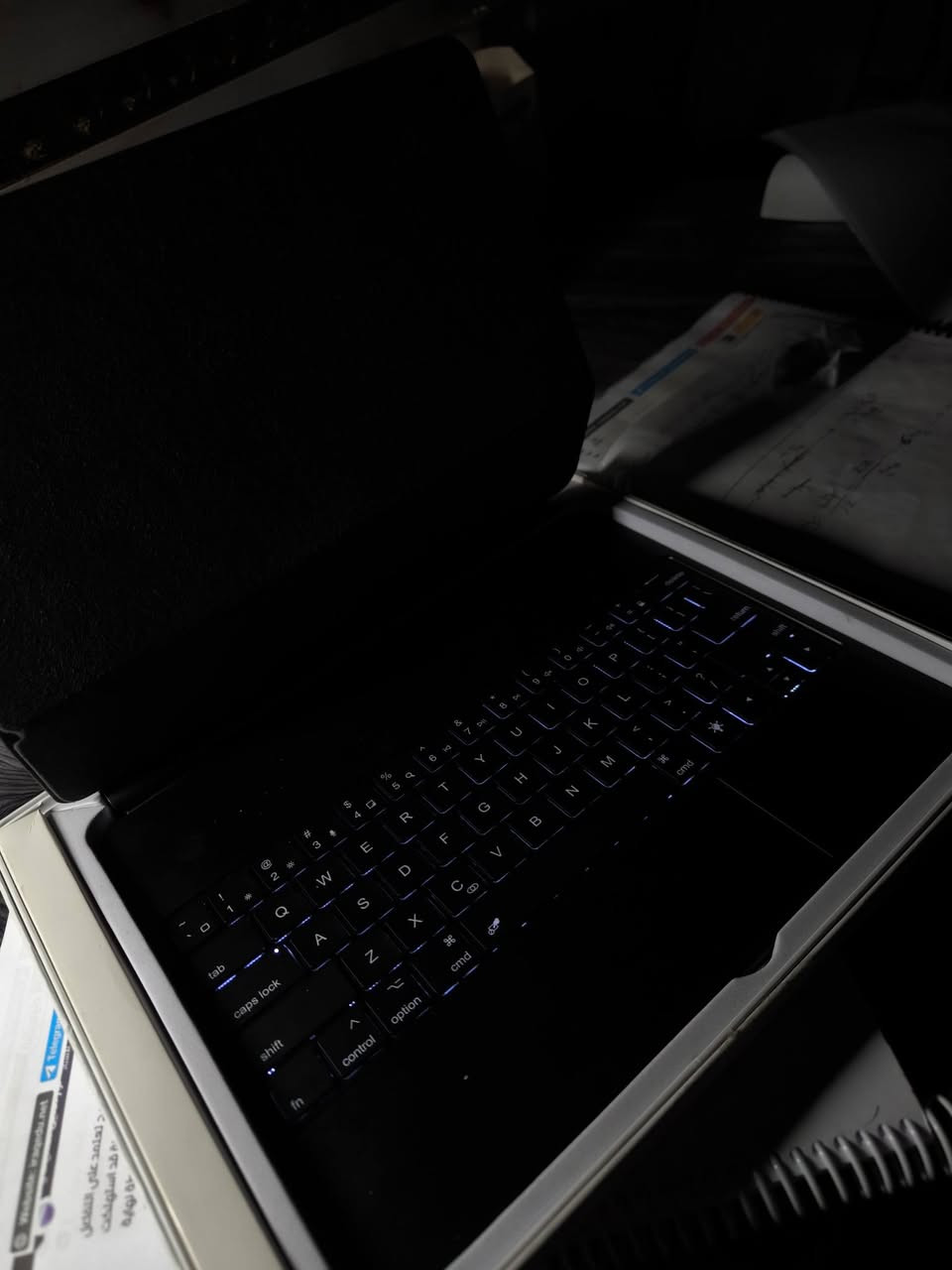 للبيع: كيبورد ماجيك مغناطيسي (Magic Keyboard Style) لجهاز iPad Pro 12.9 - استخدام يوم واحد - بحالة الجديد!
للبيع كيبورد ذكي ومغناطيسي بنمط "Magic Keyboard" الفاخر، مصمم خصيصاً لأجهزة آيباد برو 12.9 إنشك، 
الكيبورد مستخدم سبوع كل أعراضه موجوده وحرفيا أخو الجديد

أبرز المميزات:
تصميم مغناطيسي طائر (Cantilever): ثبات عالي وزاوية مشاهدة مريحة جداً، يتحول الآيباد لابتوب بالكامل.
تاتش باد (Trackpad) مدمج: يدعم كافة إيماءات نظام iPadOS والايبادات الاخره الحديثة لتجربة تصفح سلسة.
إضاءة خلفية للأزرار (Backlit Keys): تظهر في الصور بوضوح، لسهولة الكتابة في الأماكن المظلمة.
تجربة كتابة احترافية: أزرار مريحة وهادئة توفر استجابة سريعة.
توافق تام: يتصل عبر البلوتوث ويتكامل فورياً مع الجهاز.
سعره 110 
متوفر توصيل.
تواصل واتس***********
