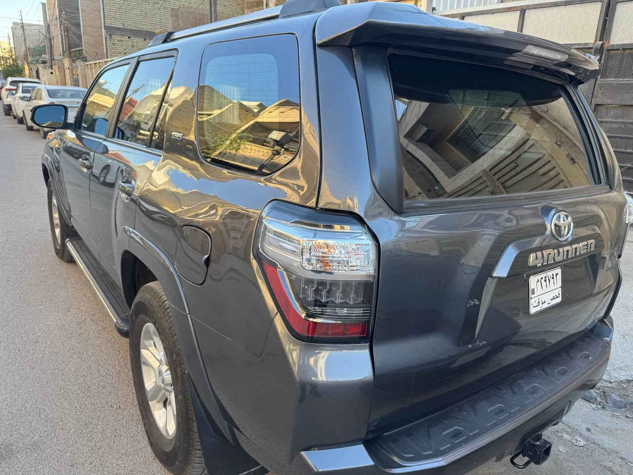 السلام عليكم 
تويوتا فورنير موديل 2023 وارد امريكي
بدون رقم 
تترقم جميع المحافظات
~ محرك 6 سلندر  / V6  4000
~ فئة SR5 فول موصفات   
~موصفات  
~ بصمة ابواب وتشغيل
~فتحة يالسقف
~ تو ويل
~ شاشة كبير  كاميرة دوار 
~ كاميرة خلفية 
~ داخل جلد اسود
~ رادار أمامي وجانبي
~ كشنات كهربائية 
~ كشن جلد 
~تحديد سرعة 
~تحكم ستيرن 
~ حجم تايرات ١٧
~ويل كب ودواسات 
~جامه خلفية تصعد وتنزل مضللة
~ (7) سبعة راكب 
وبعد بيه موصفات
~ ماشي 9 الف
~ سعر  ( 30000 )$ 
العنوان / بغداد / الدورة 
السيارة حادثهة مگلوبة ومصبوغة عام تبديل باب الصدر فقط وكما مبين في صور الحادث وايضا صورة للسونار مشتغليهة شغل جدا محترم ومضبوط
يدة باب السائق متفتح عن طريق اللامس بس تقفل عن طريق اللامس
المرايات الجانبية ما بيهة كلوب مال الرادار
لاستيكة القمارة محتاجة تكعد عدل
الجامة الخلفية مال الصندوق يحتاجلهة ترتيب لان تصعد وتنزل بطئ
رقم الهاتف /‭ *********** بغداد, العراق
