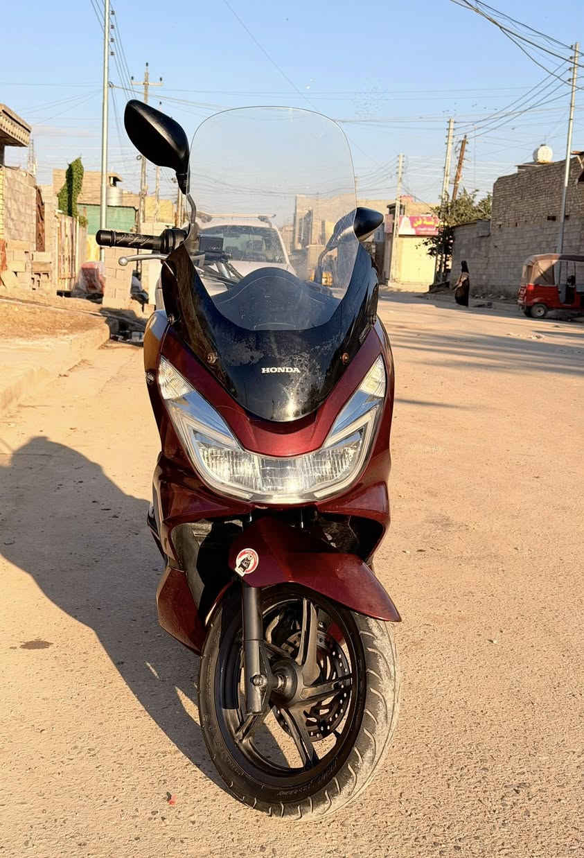 السلام عليكم 
دراجه pcx 150  الجيل الثاني ياباني الاصلي Jk
 ومكفوله كفاله عامه برغي ما مفتوح بيهاا الدراجه جديده مال رمبه نزلتها قبل شهرين وصل الشراء موجود  وكلشي شغال بيها من كهربائيات وحساس ازدحام وستناد كهربائي 
وبيها ملاحضات بسيطه بالكفرات وبس رايدها بـ17 وبيها مجال بسيط للطيبين
مكاني بغداد 
الاتصال واتساب ***********
