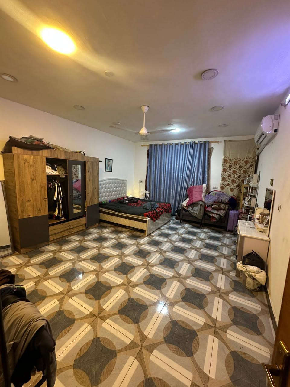 مساحه ١٠٠ طابقين ونص
٤ غرف نوم
٣ حمامات
زراعي سند ٢٥
بلديات قرب سارع مصرف 
170 مليون
***********
