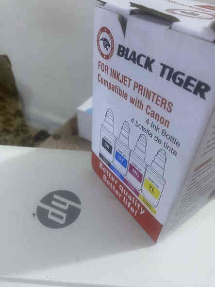 طابعة HD شغالة كاملة مابيها اي ضرر وياها مالتها الاصباغ 
يحتاجلها تبديل سكجر مال اصباغ وترجع بلادي اصليه
مكان بغداد السيدية شارع التجاري  
تواصل ماسنجر او واتساب ***********
