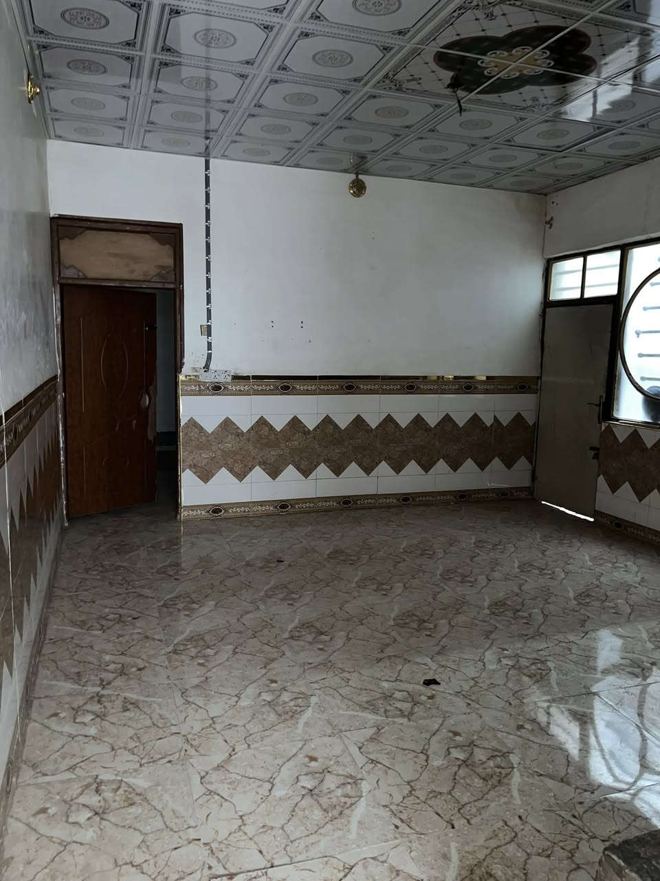 بيت للايجار طابو زراعي خلف سكلة الكرعاوي المساحه ١٠٠ م يحتوي على غرفه وصاله كبيره ومطبخ واستقبال يبعد عن الشارع ٤٠٠ م يحتوي على كيزر وماطور مي ومولده وتانكي ونت الايجار ٢٠٠ الف قفل للتواصل على الرقم *********** واتساب
