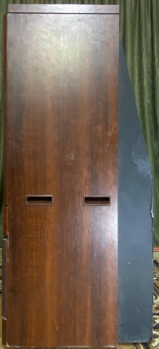 تلفزيون نشنل ياباني ,سنة الصنع 1981 ، العرض 1 متر، الارتفاع 125سنتيمتر, النزال 55 سنتيمتر ، التفاصيل خاص ***********
