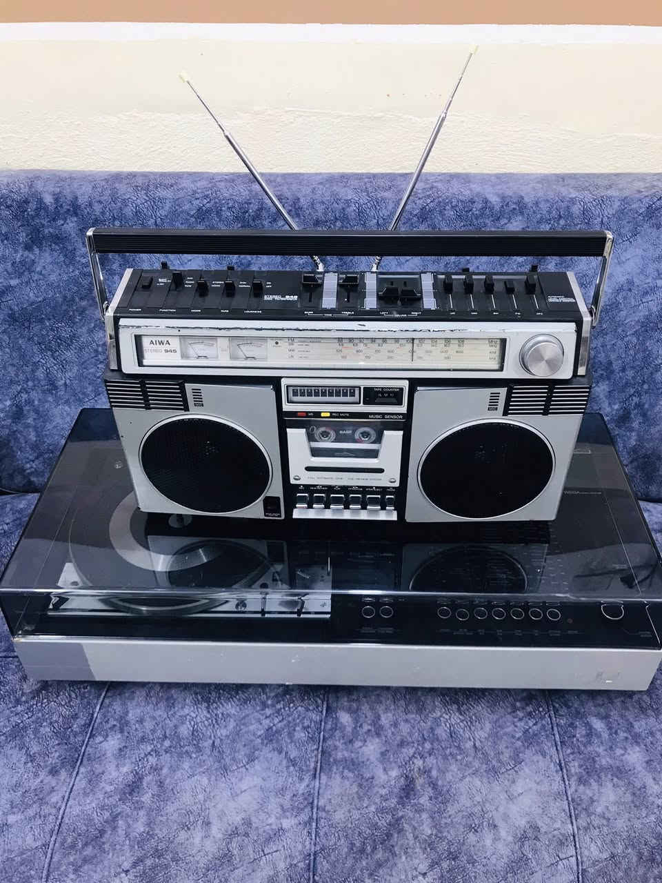 للبيع تحفة من AIWA اليابان
AIWA-945-Japan-1976 🇯🇵
نظافة الجهاز 95 % على شركة 
نظام راديو FM / MW / SW / LW 
كهرباء 220 V + بطاريات عدد 8 كبير 
نظام كيجات لمستوى الصوت 
مؤشر ضوئي للتسجيل 
مخارج  2  للسماعات الخارجية 
نظام دبل هوائي لتقوية المحطات 
عرض 47 سم  ارتفاع 26 سم 
وزن ثقيل ما يقارب 7 كيلو 
للاستفسار اكثر مراسلة الصفحة 
وات ساب *********** اتصال ☎️
