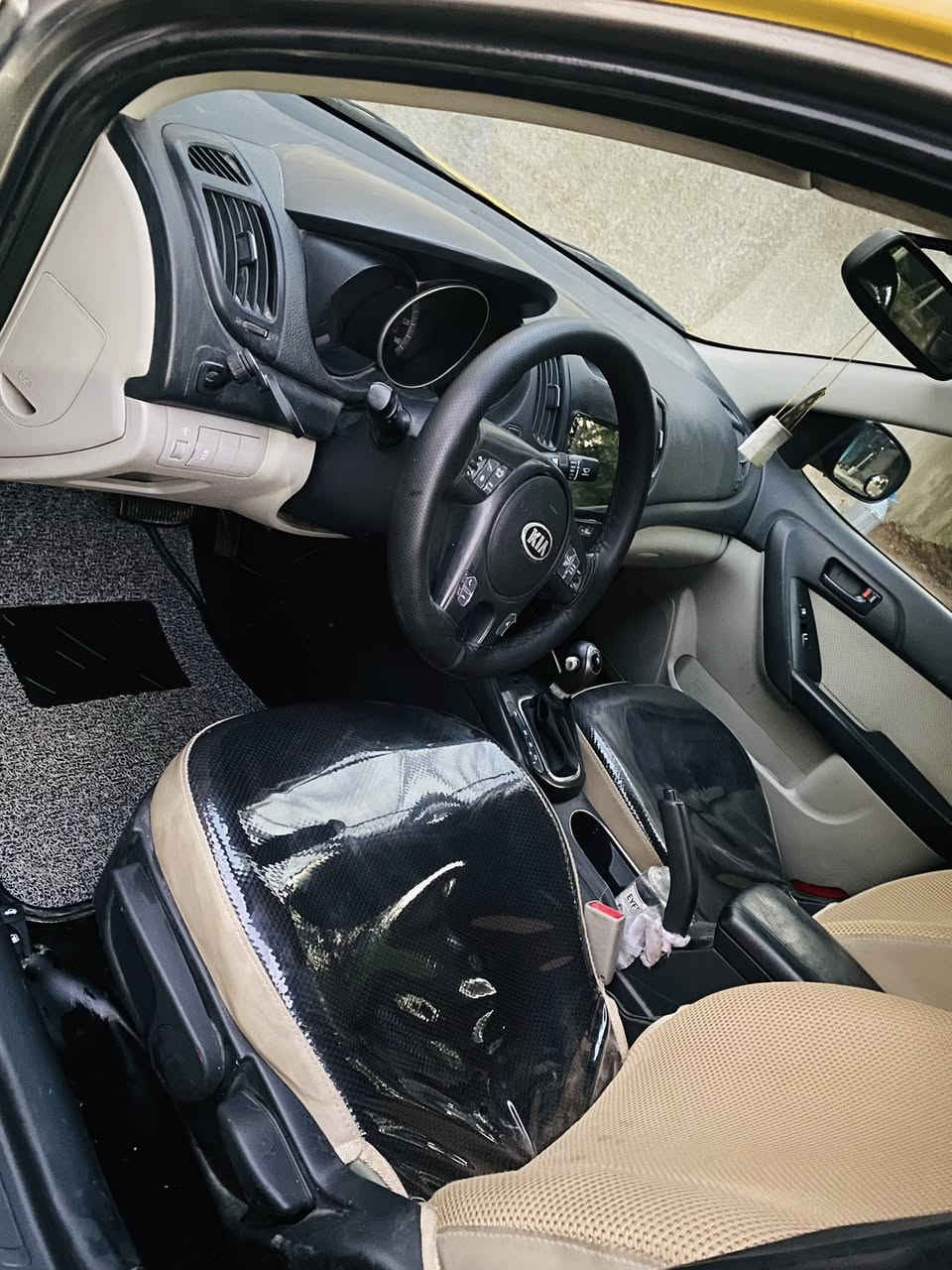 السلام عليكم كيا فورتي للبيع 2012 وارد أمريكي
ضررها بس البنيد مصلح نفسه ليبل واحد 
السياره جاهزه من كل النواحي السعر 98$
للاستفسار ***********
