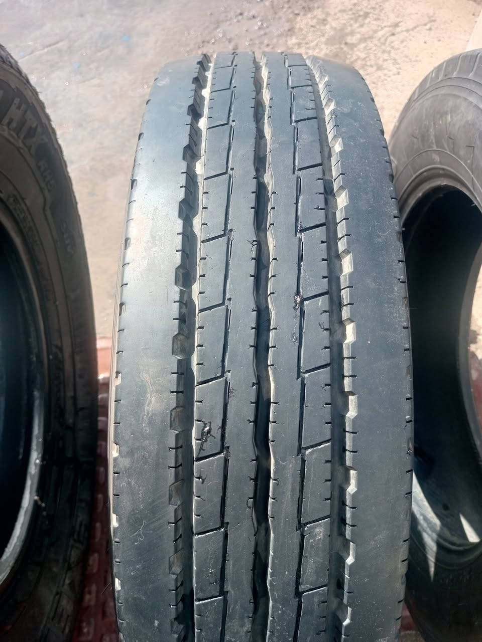 السلام عليكم تايرات للبيع سعر 100وبي مجال ***********
