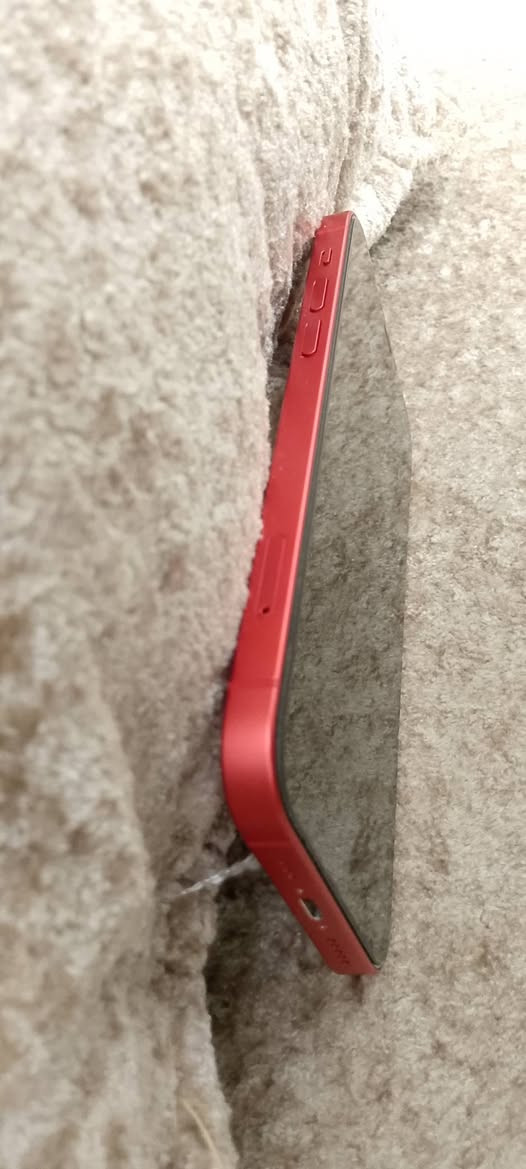 سلام عليكم ايفون 12 عادي ذاكره 128 بطاريه 93 لون احمر شرق أوسط نموذج M  بس فيس إيدي واكف موقع بغداد العبيدي رقم واتساب(***********)  متواجد السعر (300)
