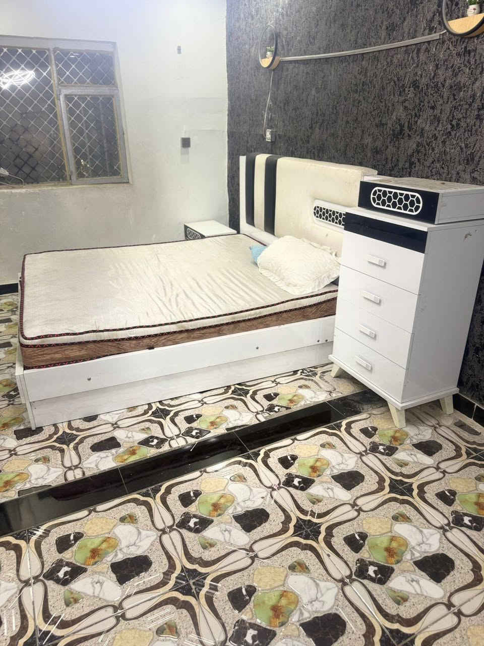 كونتر جديد اريد  ابيعه اريد اشيل كونتر جديد كلشي مابي نضيف السنك مرمر ابيض جرارات بي الرقم *********** غرفه نوم جديده 11 قطعه غرفه جديده مع الدوشك مستعجل على بيعتهن بسبب   الشيله المكان بغداد الكرخ  الاتصال
