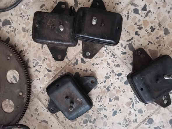 سلام عليكم لبيع غراض لاندكروز جديد ومستعمل متوفر من موديل 1998-2007 موجود حته قطع بدي  
مكاني بغداد وهذا رقم ***********
