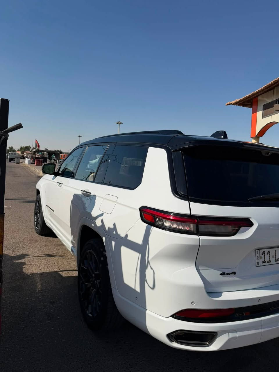 � للبيع | Jeep Grand Cherokee Summit 2023 🔥
فرصة للراغبين بسيارة فخمة، قوية، وبأعلى فئة (Summit).

✅ الموديل: 2023
✅ الفئة: Summit (فل مواصفات)
✅ المحرك: HEMI 5.7 V8
✅ الممشى: 64,500 كم
✅ اللون: أبيض (Two Tone) مع سقف أسود
✅ الدفع: 4×4
✅ الوارد: أمريكي

حالة السيارة:

* وارد سرقة.
* تم تبديل الأبواب الأربعة + الصندوق + البنيد + الجام لغات، وجميع القطع أصلية وراجعة لمكانها.
* السيارة جاهزة ولا تحتاج أي مصروف.

✨ المواصفات:

* أعلى فئة Summit.
* مقاعد جلد فاخرة.
* شاشة كبيرة.
* كاميرات وحساسات.
* ذاكرة للمقاعد.
* تدفئة وتبريد للمقاعد.
* سقف بانوراما.
* نظام دخول وتشغيل ذكي.
* وجميع المواصفات المعروفة لفئة Summit.

💰 السعر: ( 40.000 $ )

📍 الموقع: ميسان - العمارة
🚘 رقم السيارة: بغداد

📞 للاستفسار: ***********

السيارة نظيفة جداً، والمعاينة خير دليل، والجادين فقط يرجى التواصل. سعره بيه مجال
