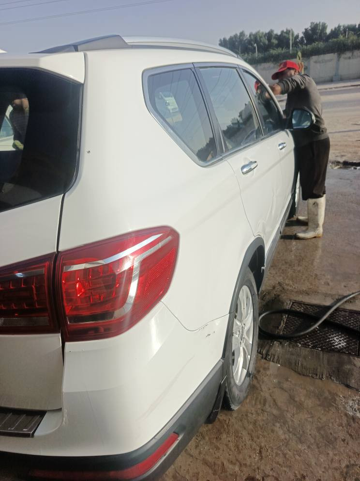 السلام عليكم بيع او مراوس هافال H6 موديل 16 رقم بغداد دولي سنويه 28 ماشيه 270 الف كم حقيقي وقابل للزياده فول مواصفات باستثناء البصمه فتحه طقتين منظومة غاز مع كارت الصيانه بأي محافظه مكفوله من الصبغ والضربه باستثناء دحجه ستوته اسفل اللايت الايمن والباقي السونار موجود خمسه راكب تبريد تدفئه كشنات كهربائية  نظام ايكو بلوتوث ثلاث كامرات اثنان جانبيه وواحده خلفيه دواره شاشه اندريود كبيره  وحساسات اماميه وخلفيه تحكم ستيرن جهتين مثبت سرعه الكشنات والارضيه تغليف جلد بوجكتر ولدات اماميه ولدات ترحيب خلفيه واماميه محرك تيربو 4 اسلندر حجم 2000 كير اوتو محرك وكير بلادي اصل مسيبوشي مري شفط اشاره بلمري مضخم صوت بلادي  لايت زنون تخم تاير وباتري جديد *********** واتساب السياره بلنجف السعر 110 والسونار مرفق مع الصور ويوجد فديو النجف, العراق
