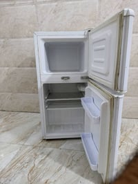 ثلاجه للبيع كلش نضيفه ٤٠ وبيه مجال ٠٧٧٠٥٨٢٢٣٦٢