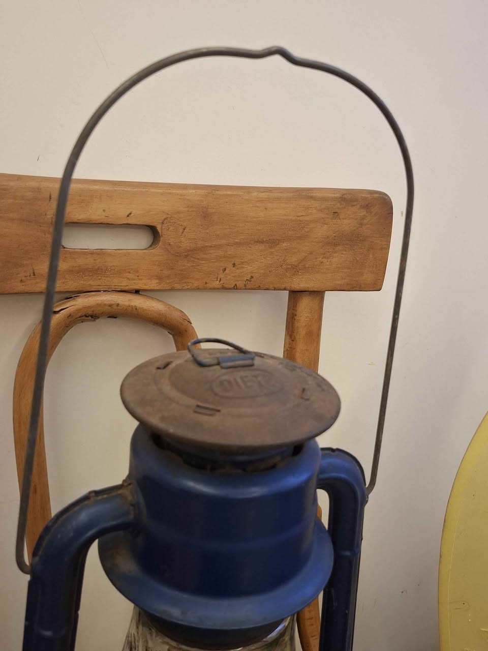 Add a touch of history to your home or collection with this authentic Dietz No. 80 hurricane lantern.
​This piece features a beautiful, weathered blue finish that perfectly captures its vintage charm. Whether you are looking for a unique industrial accent for your living space or a classic addition to your antique lighting collection, this lantern is a fantastic find. زحلة الاراضي, زحلة


**إذا كنت صاحب هذا الإعلان وتريد حذفه لأي سبب، رجاءا أرسل رسالة إلى الدعم الفني**