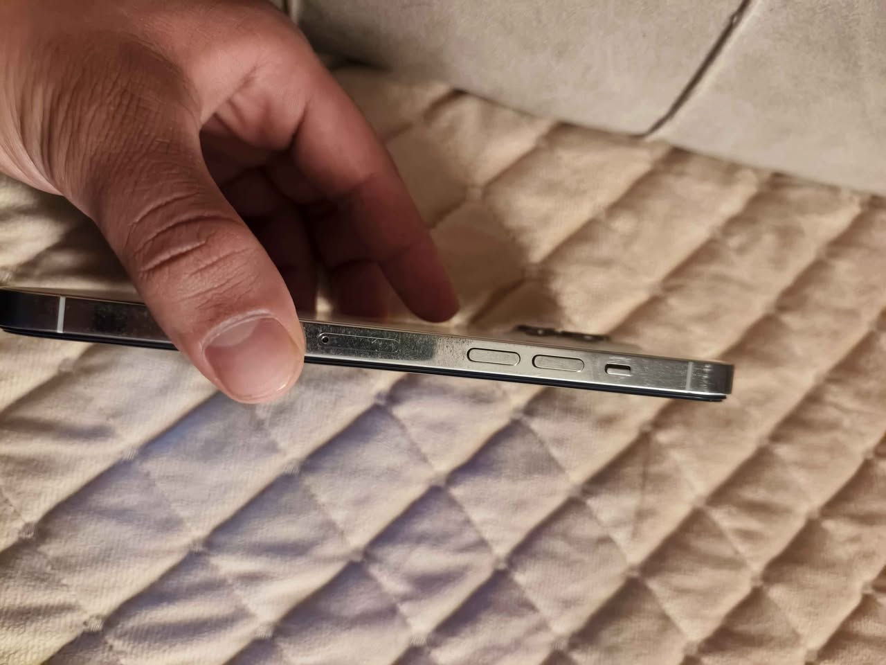 ايفون 12 برو ماكس أبيض 
جهاز يخبل كلشي بلادي بطاريه88 
مجرد فريم بي خرشات بلكفر تضيع
وشاشه بيها شخط متلاحظه أصلا بس لازم اكلك علي تواصلو وياي واتساب *********** بعقوبة, ديالى
